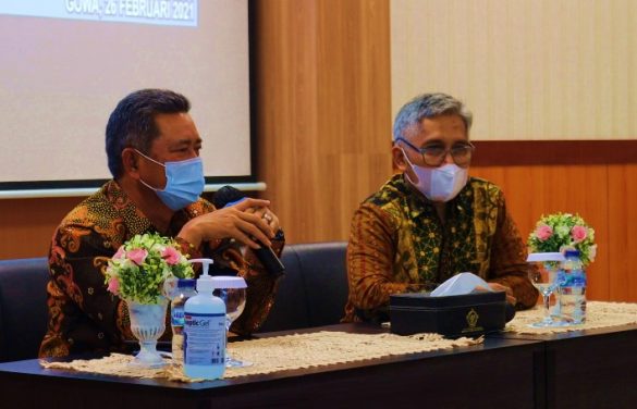 Auditor Utama Keuangan Negara VI (Tortama KN VI) Dori Santosa bersama Kepala Perwakilan Provinsi Sulawesi Barat Hery Ridwan di kantor sementara BPK Perwakilan Provinsi Sulawesi Barat di Gowa pada Jumat, 26 Februari 2021.