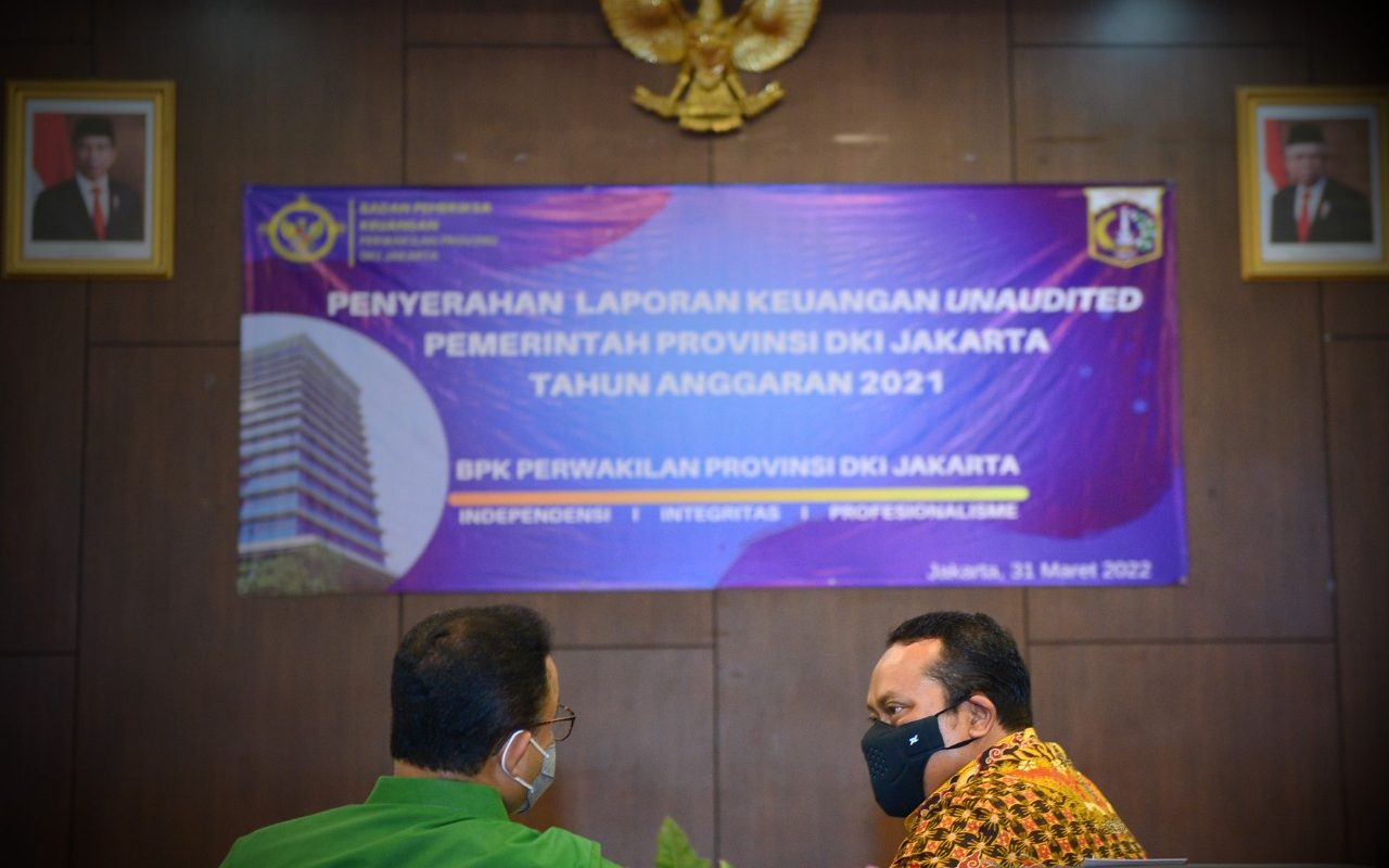 Proses penyerahan LK unaudited Pemerintah Provinsi Daerah Khusus Ibukota (Pemprov DKI) Jakarta tahun 2021 kepada BPK di kantor BPK Perwakilan Provinsi DKI Jakarta.