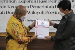 Kepala BPK Perwakilan Provinsi NTT Adi Sudibyo menyerahkan Laporan Hasil Pemeriksaan (LHP) atas Laporan Keuangan Pemerintah Daerah tahun anggaran 2021 kepada Ketua DPRD Kabupaten Manggarai Barat, Martinus Mitar.