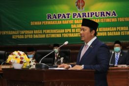 Plt Pimpinan Pemeriksaan Keuangan Negara/Anggota V BPK Nyoman Adhi Suryadnyana saat penyerahan laporan hasil pemeriksaan (LHP) atas Laporan Keuangan Pemerintah Daerah (LKPD) tahun anggaran 2021.