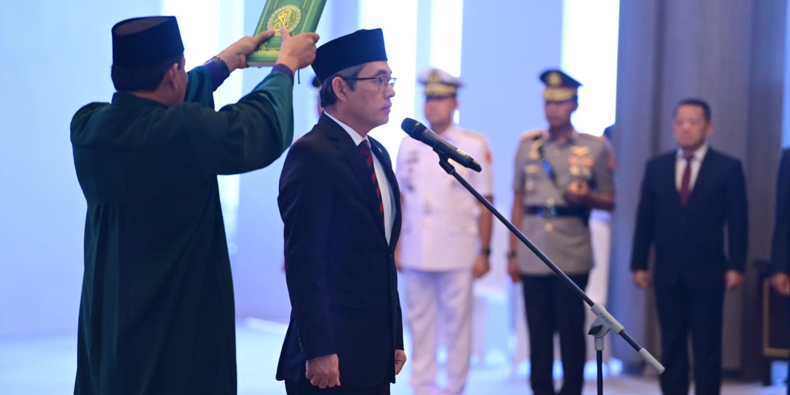 Anggota Badan Pemeriksa Keuangan (BPK) Hendra Susanto mengucapkan sumpah jabatan sebagai wakil ketua BPK di Gedung Mahkamah Agung, Jakarta pada Jumat (4/8/2023). Pengucapan sumpah jabatan tersebut dipandu oleh Ketua Mahkamah Agung, M Syarifuddin.
