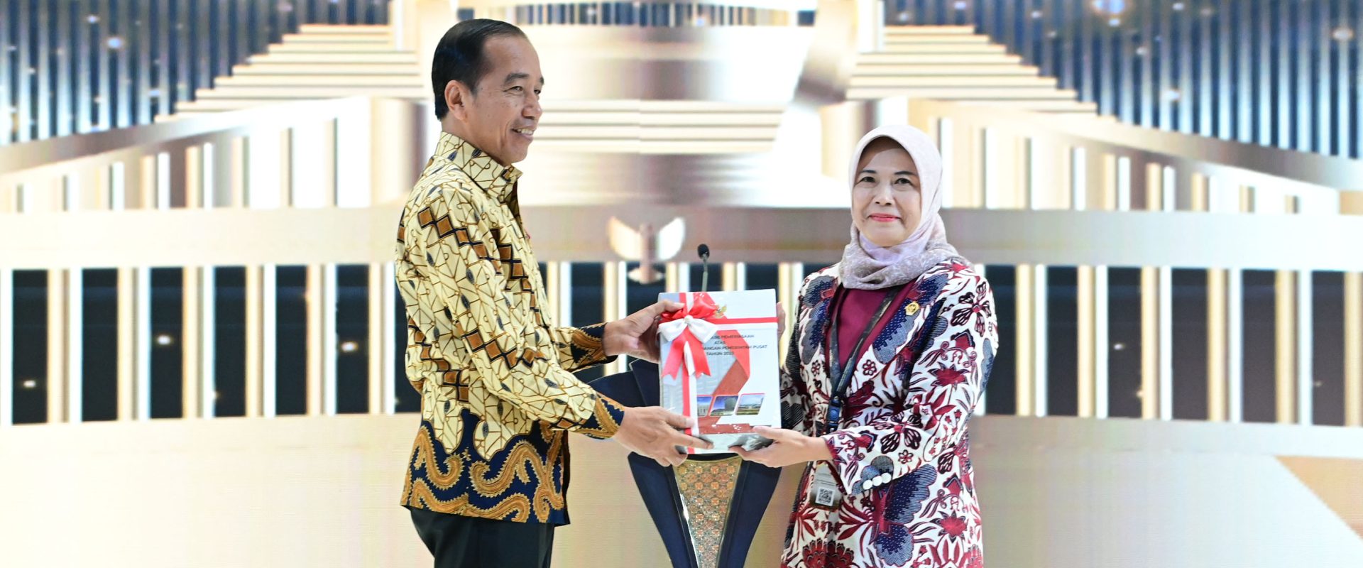 Ketua BPK Isma Yatun menyerahkan Laporan Hasil Pemeriksaan atas Laporan Keuangan Pemerintah Pusat (LHP LKPP) TA 2023 dan Ikhtisar Hasil Pemeriksaan Semeter (IHPS) II 2023 kepada Presiden Joko Widodo di JCC, Senayan, Jakarta.